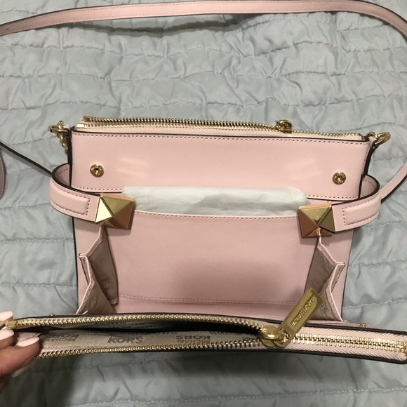 Authentic Michael Kors cross body - Picture 2 of 6